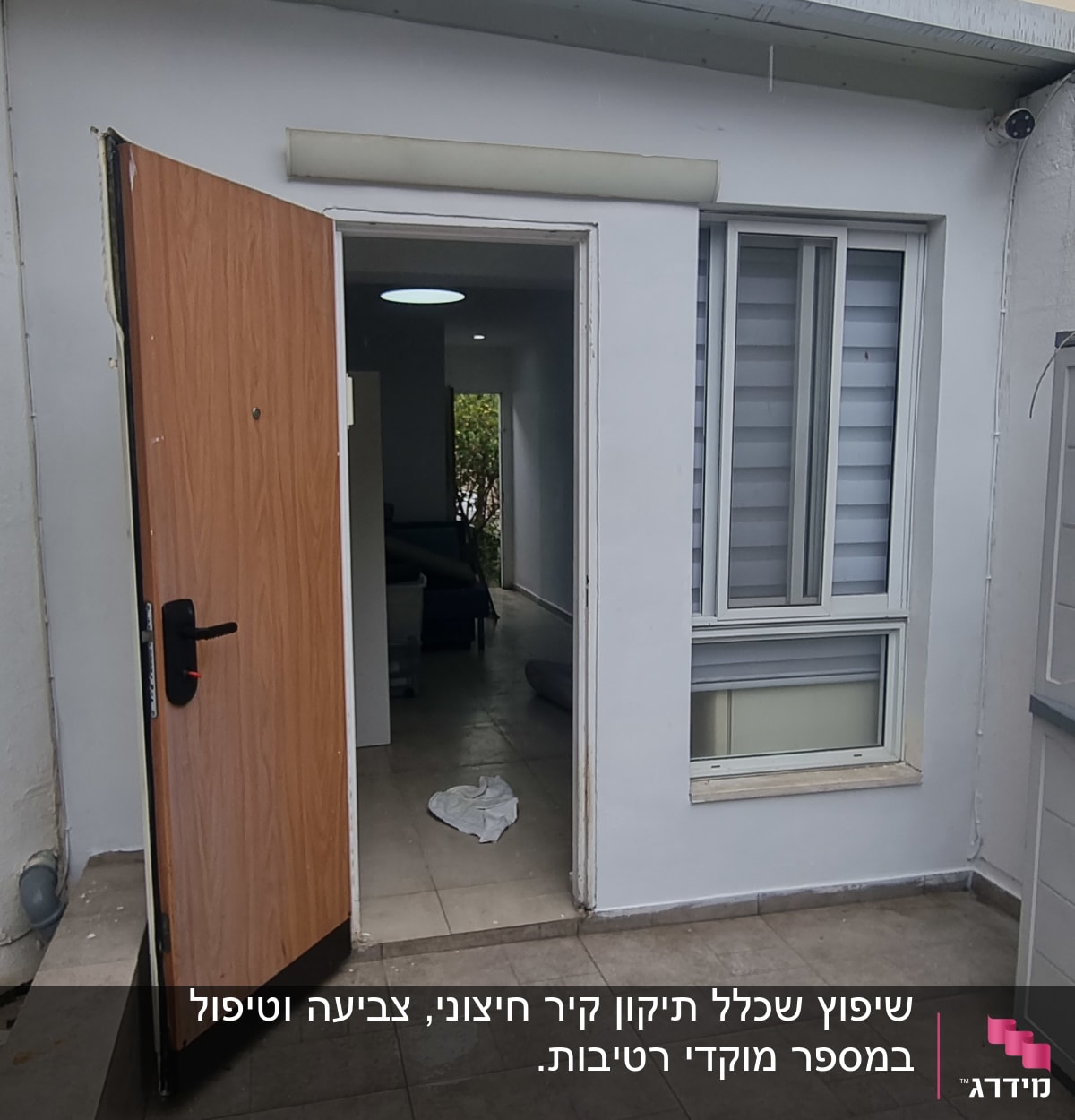 דלת פתוחה, רצפת אריחים, חלון עם תריסים